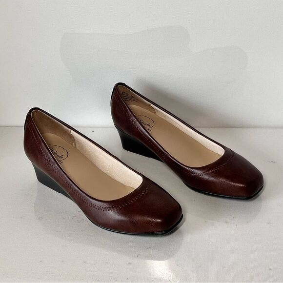 LifeStride Groovy Wedge Pump - Picture 2 of 7